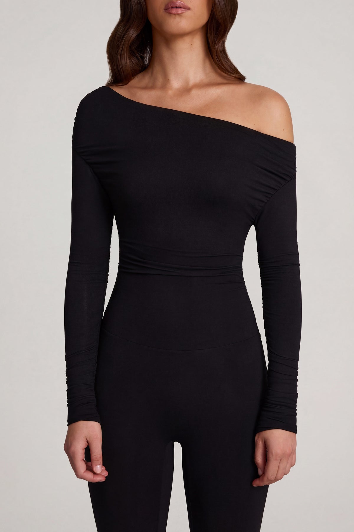 ⁣⁢Off-Shoulder-Langarm-Jumpsuit aus Modal in Schwarz⁤⁣