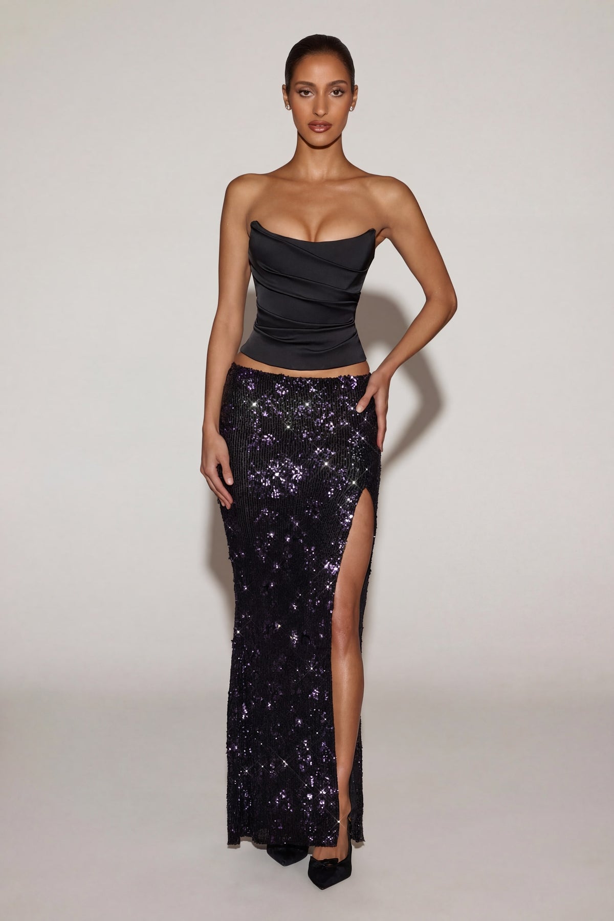 ⁣⁢Maxi-Rock mit hohem Bund und Schlitz bis zum Oberschenkel, verziert, in Schwarz-Violett⁤⁣