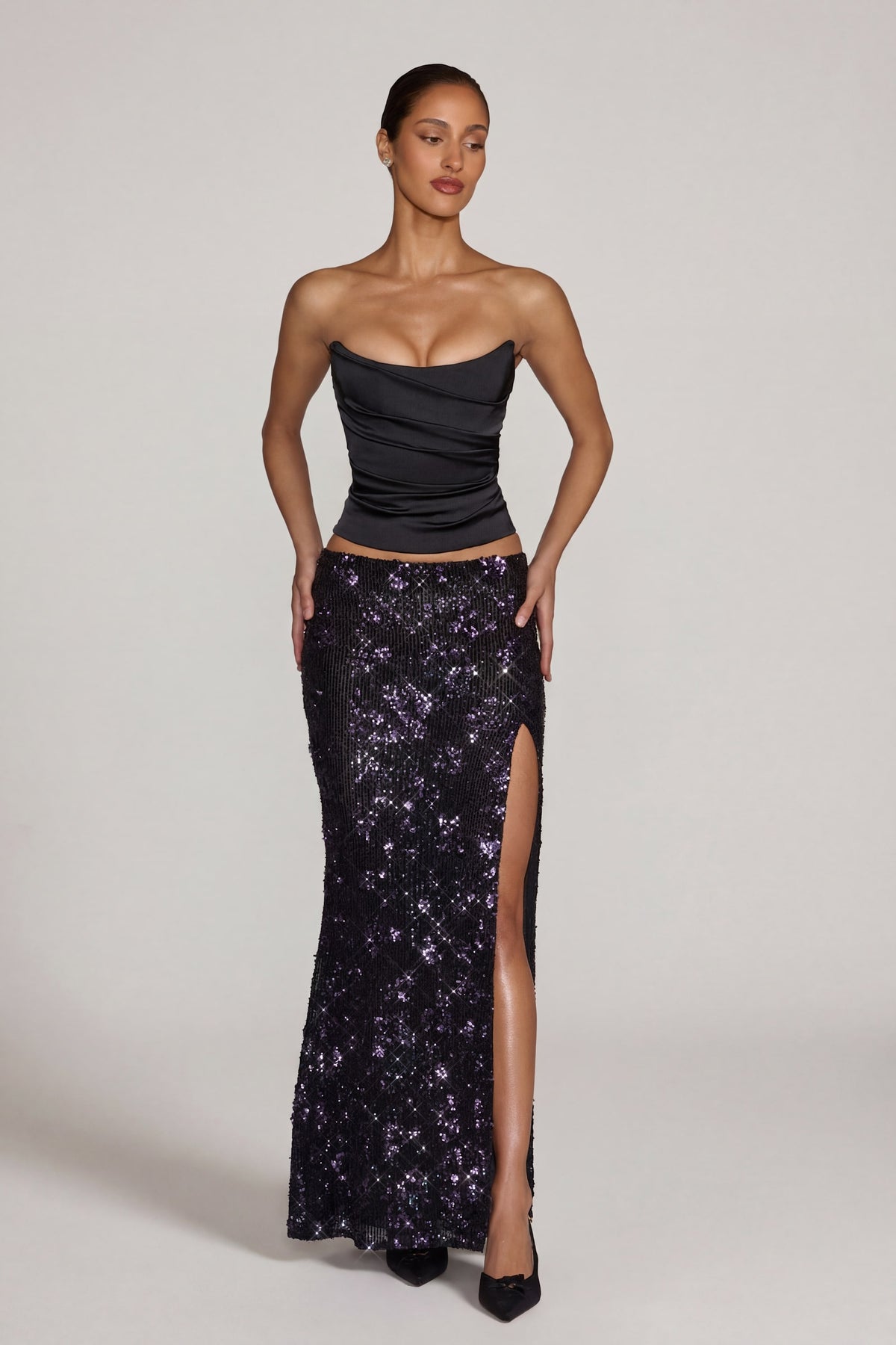 ⁣⁢Maxi-Rock mit hohem Bund und Schlitz bis zum Oberschenkel, verziert, in Schwarz-Violett⁤⁣
