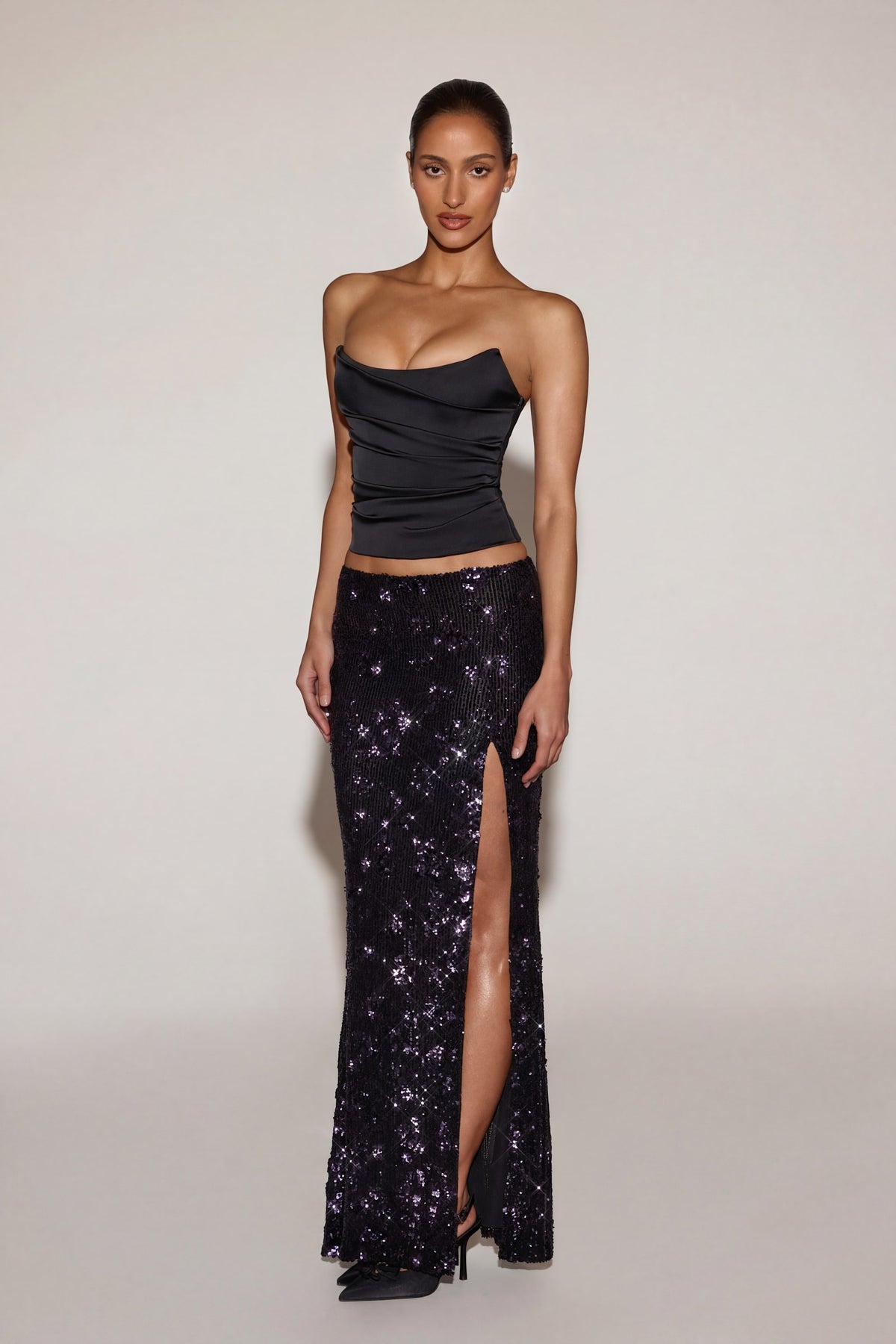 ⁣⁢Maxi-Rock mit hohem Bund und Schlitz bis zum Oberschenkel, verziert, in Schwarz-Violett⁤⁣