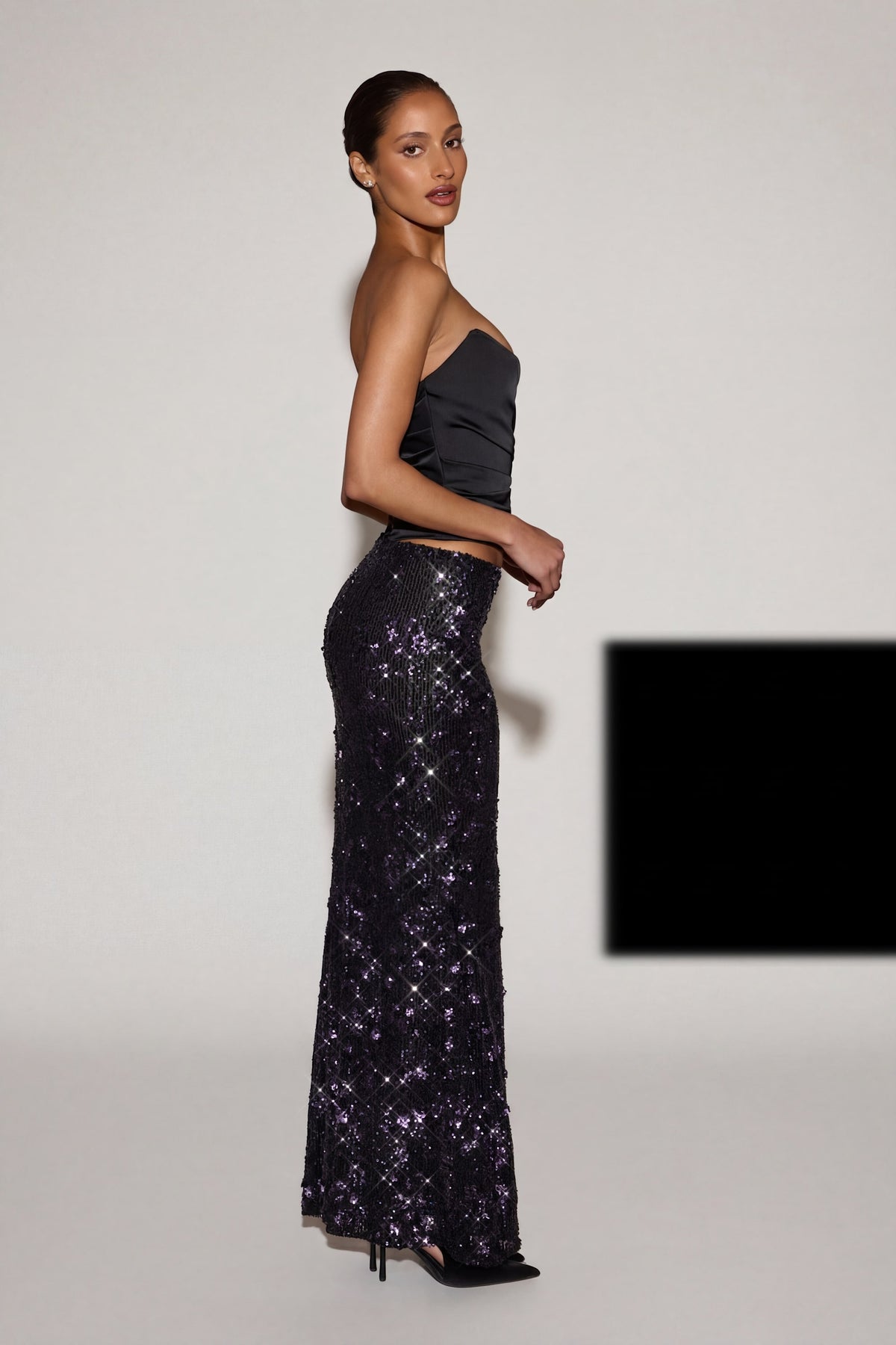 ⁣⁢Maxi-Rock mit hohem Bund und Schlitz bis zum Oberschenkel, verziert, in Schwarz-Violett⁤⁣