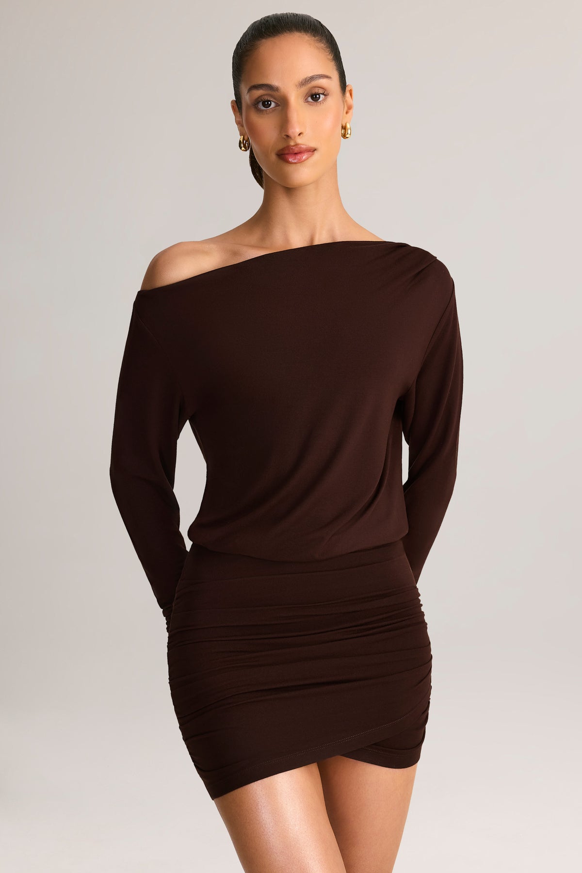 ⁣⁢Modal Off-Shoulder Wickel-Minikleid in Schokoladenbraun⁤⁣