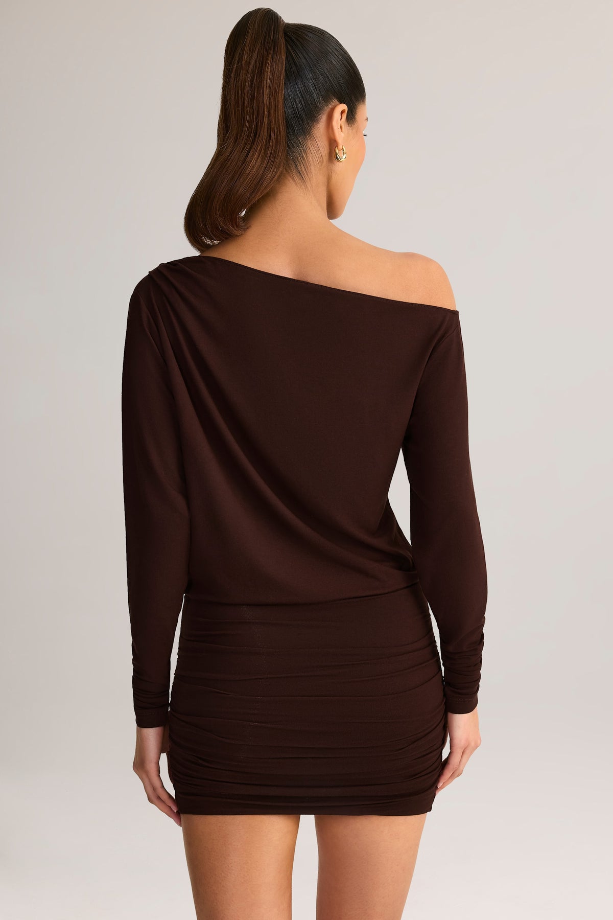 ⁣⁢Modal Off-Shoulder Wickel-Minikleid in Schokoladenbraun⁤⁣