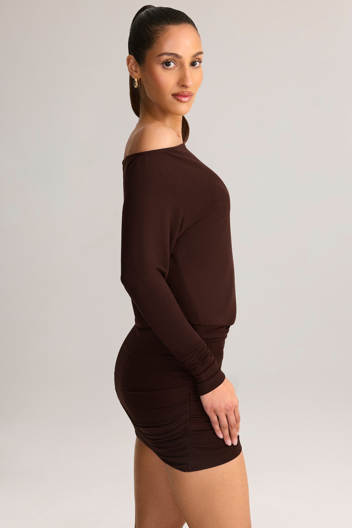 ⁣⁢Modal Off-Shoulder Wickel-Minikleid in Schokoladenbraun⁤⁣