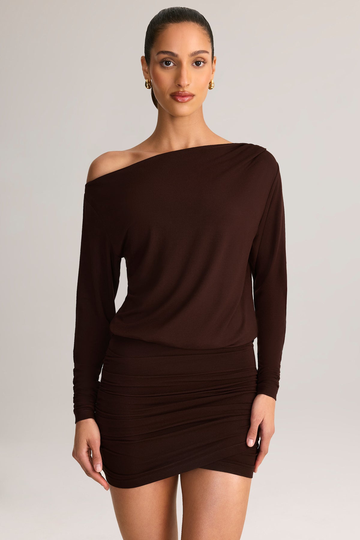 ⁣⁢Modal Off-Shoulder Wickel-Minikleid in Schokoladenbraun⁤⁣