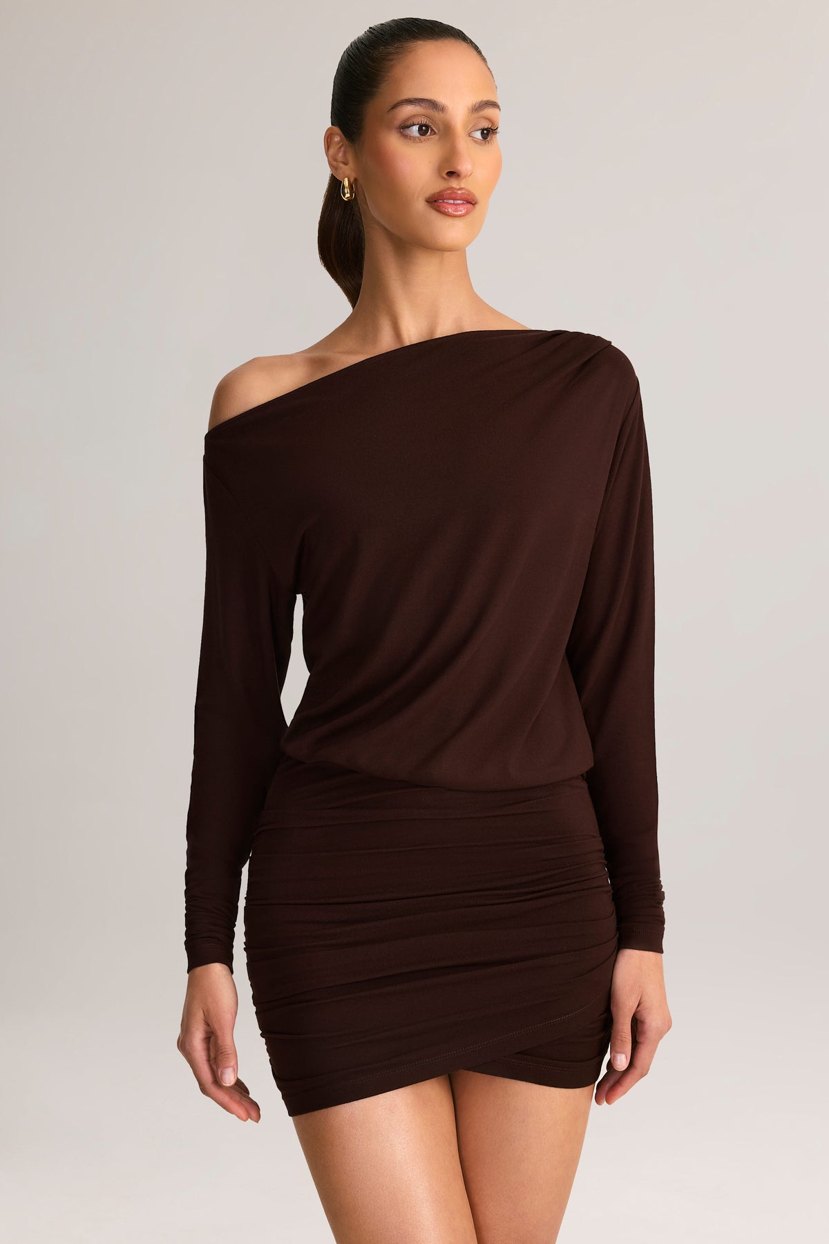 ⁣⁢Modal Off-Shoulder Wickel-Minikleid in Schokoladenbraun⁤⁣