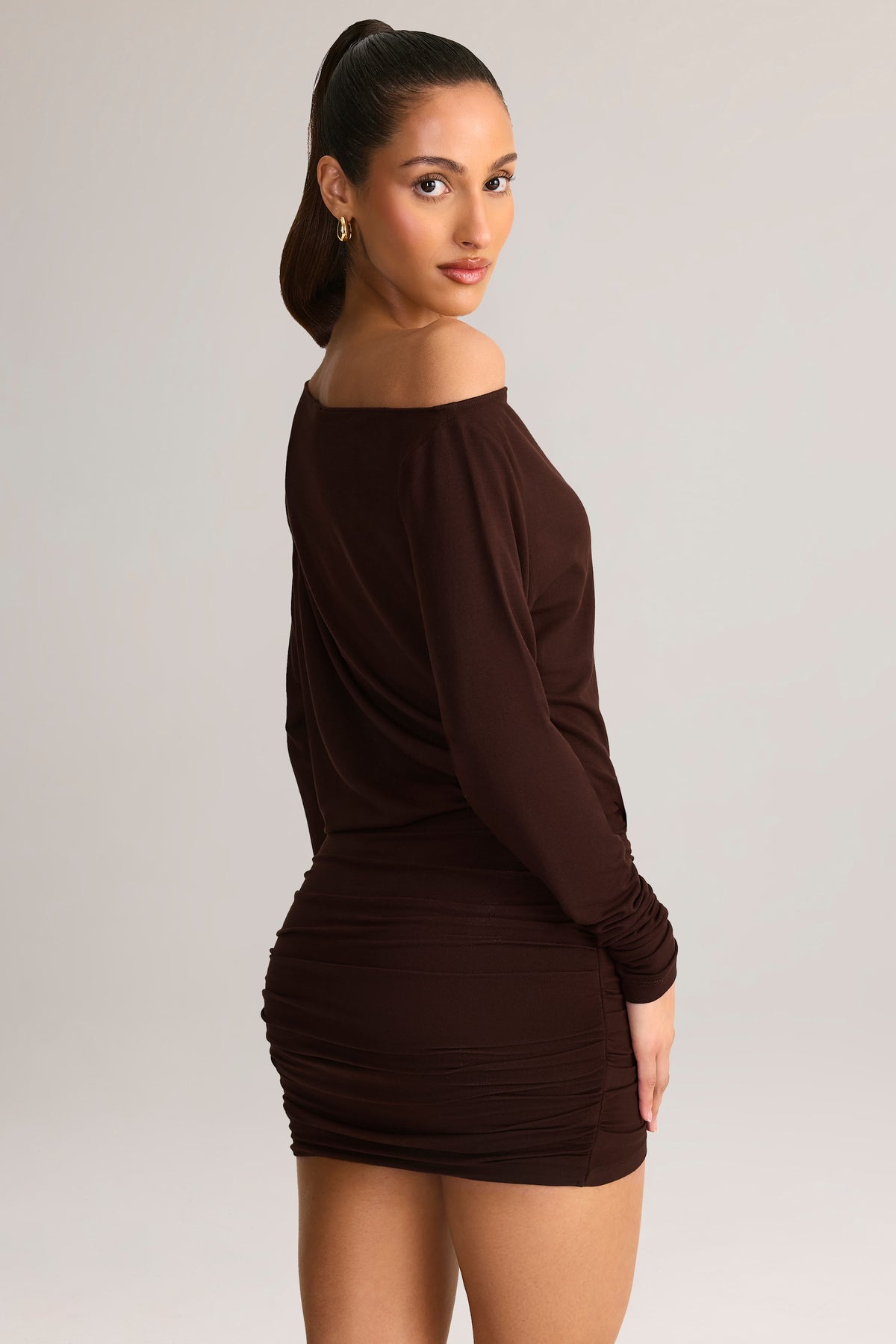 ⁣⁢Modal Off-Shoulder Wickel-Minikleid in Schokoladenbraun⁤⁣