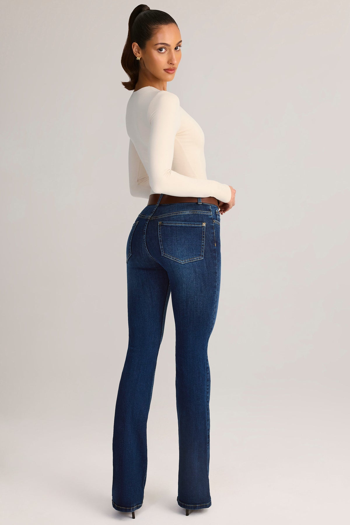 ⁣⁢Denim Mid-Rise Schlagjeans in Indigo⁤⁣ - 1