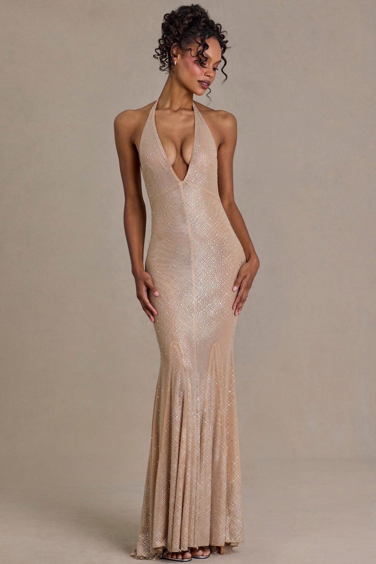 ⁣⁢Verziertes Abendkleid mit tiefem Ausschnitt und Rückenausschnitt in Sand⁤⁣