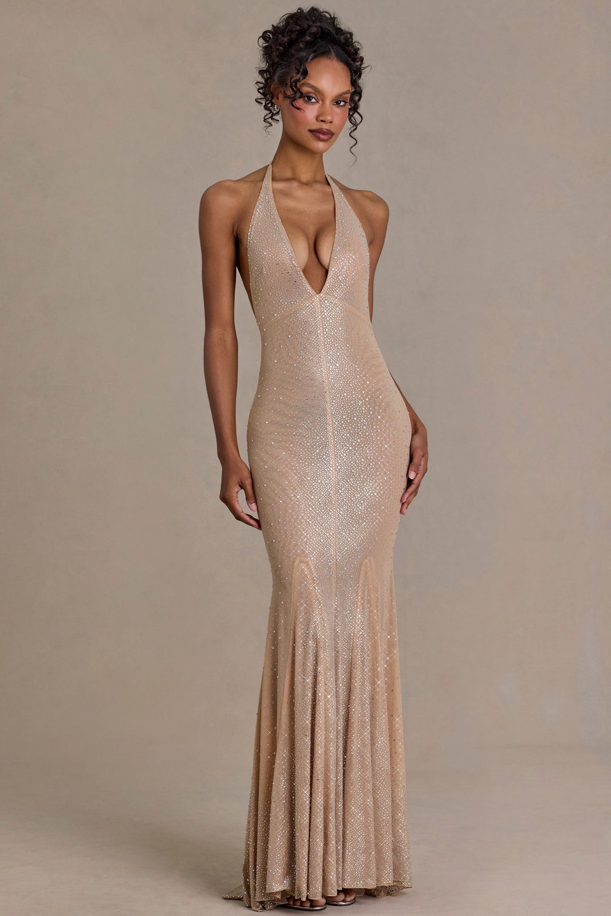 ⁣⁢Verziertes Abendkleid mit tiefem Ausschnitt und Rückenausschnitt in Sand⁤⁣