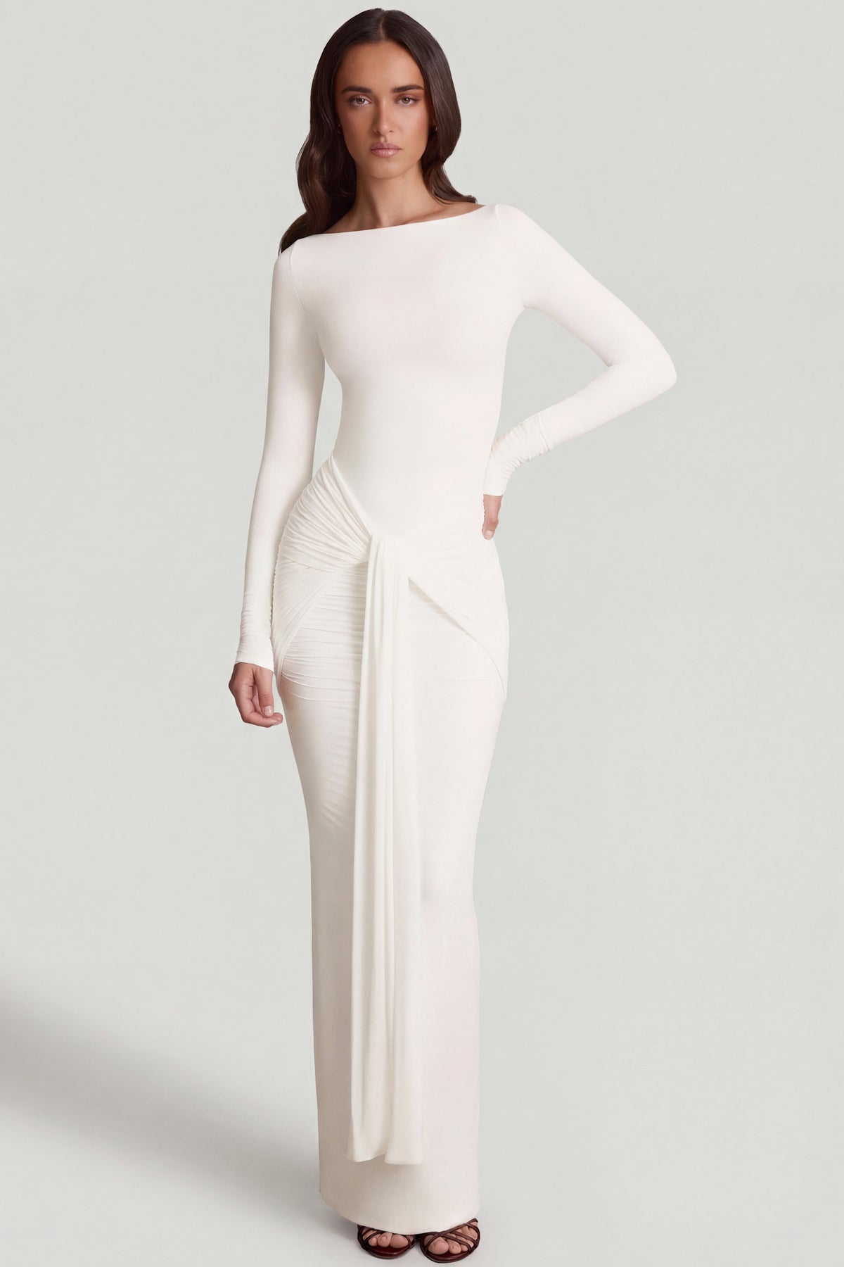 ⁣⁢Maxikleid aus weichem Jersey mit U-Boot-Ausschnitt, Raffung und Bindebändern in Weiß⁤⁣ - 1