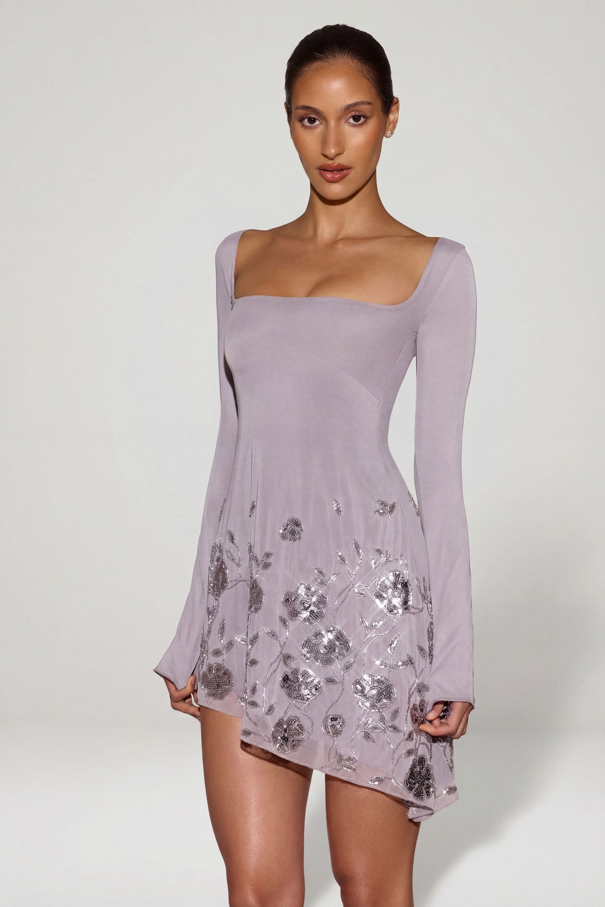 ⁣⁢Asymmetrisches Minikleid mit Applikationen und Verzierungen in Lilac⁤⁣