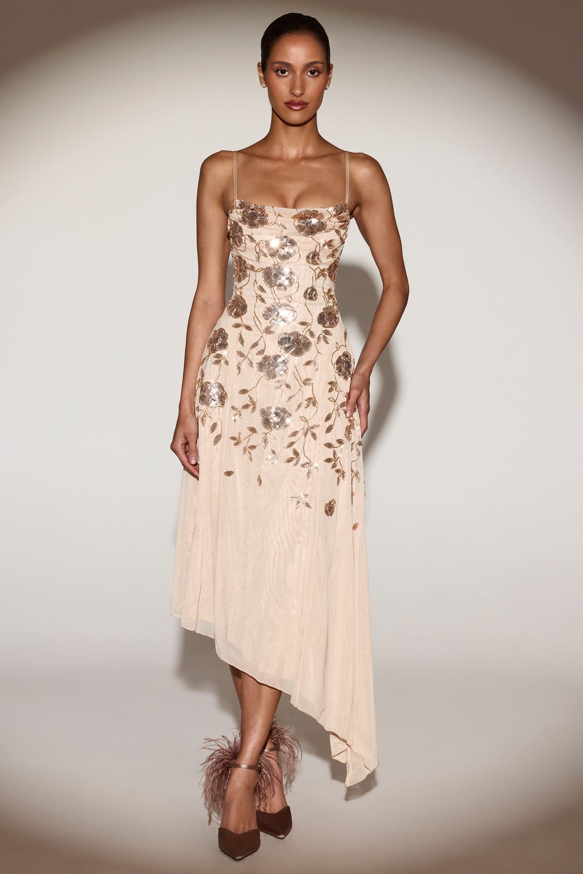 ⁣⁢Verziertes Midaxikleid mit weichem U-Boot-Ausschnitt und asymmetrischem Schnitt in Gold⁤⁣