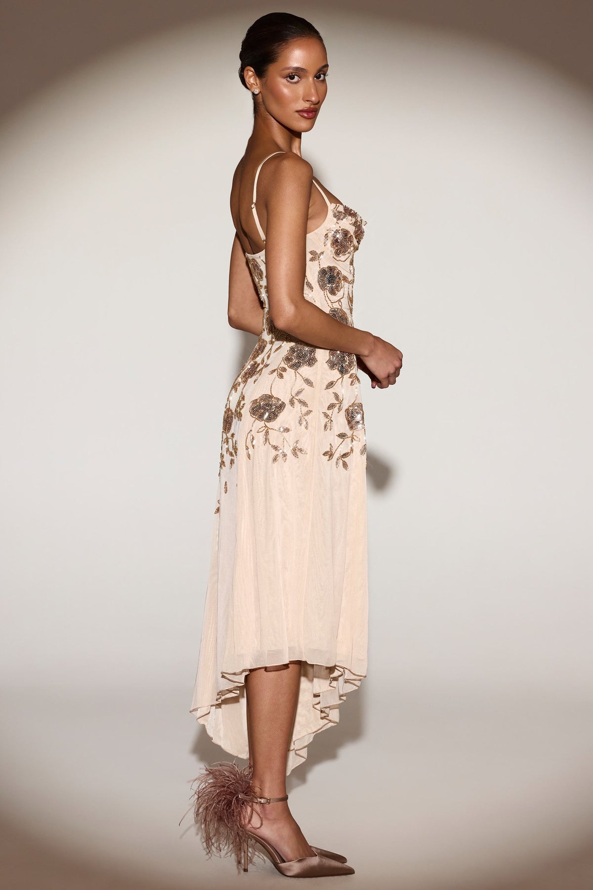 ⁣⁢Verziertes Midaxikleid mit weichem U-Boot-Ausschnitt und asymmetrischem Schnitt in Gold⁤⁣