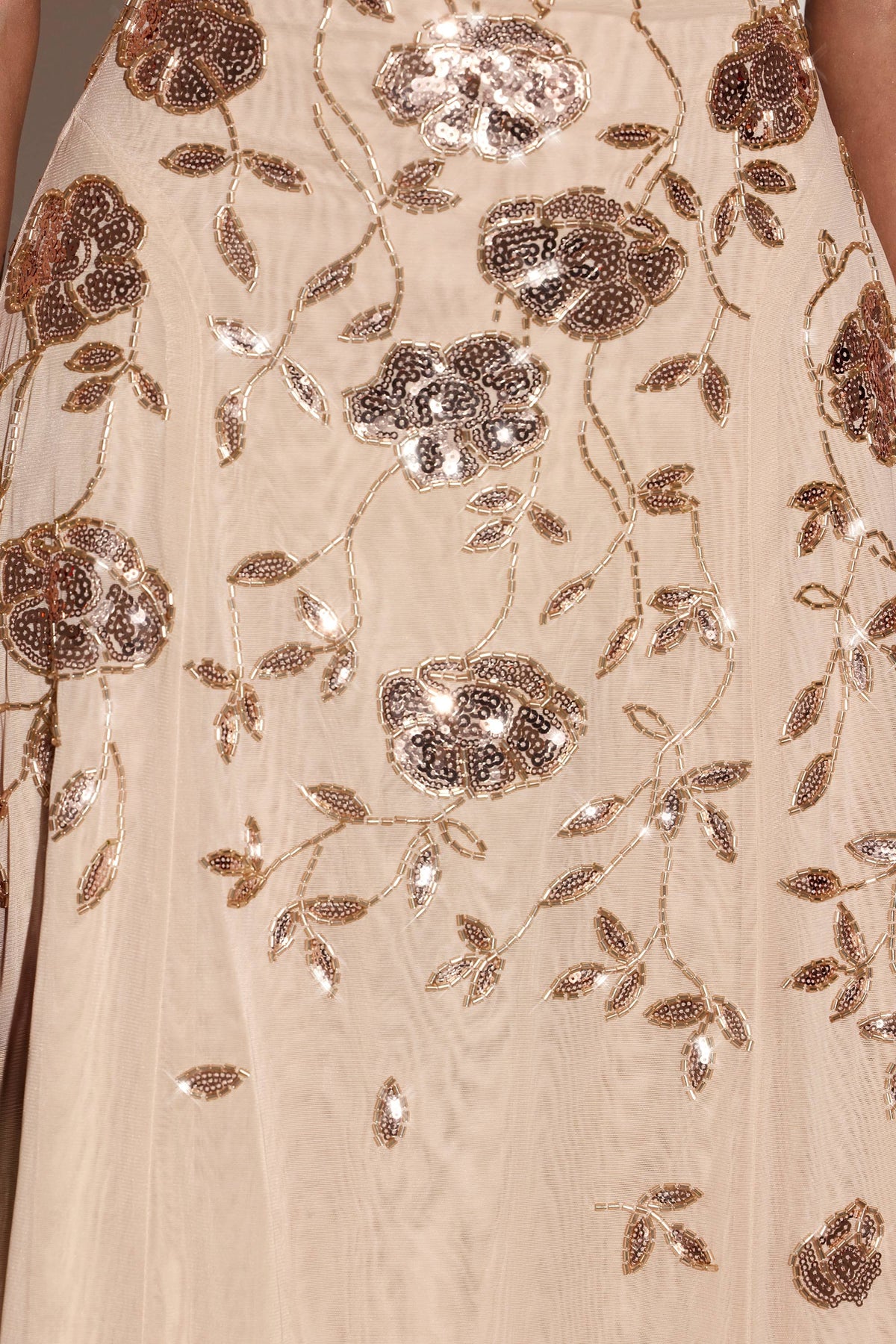 ⁣⁢Verziertes Midaxikleid mit weichem U-Boot-Ausschnitt und asymmetrischem Schnitt in Gold⁤⁣