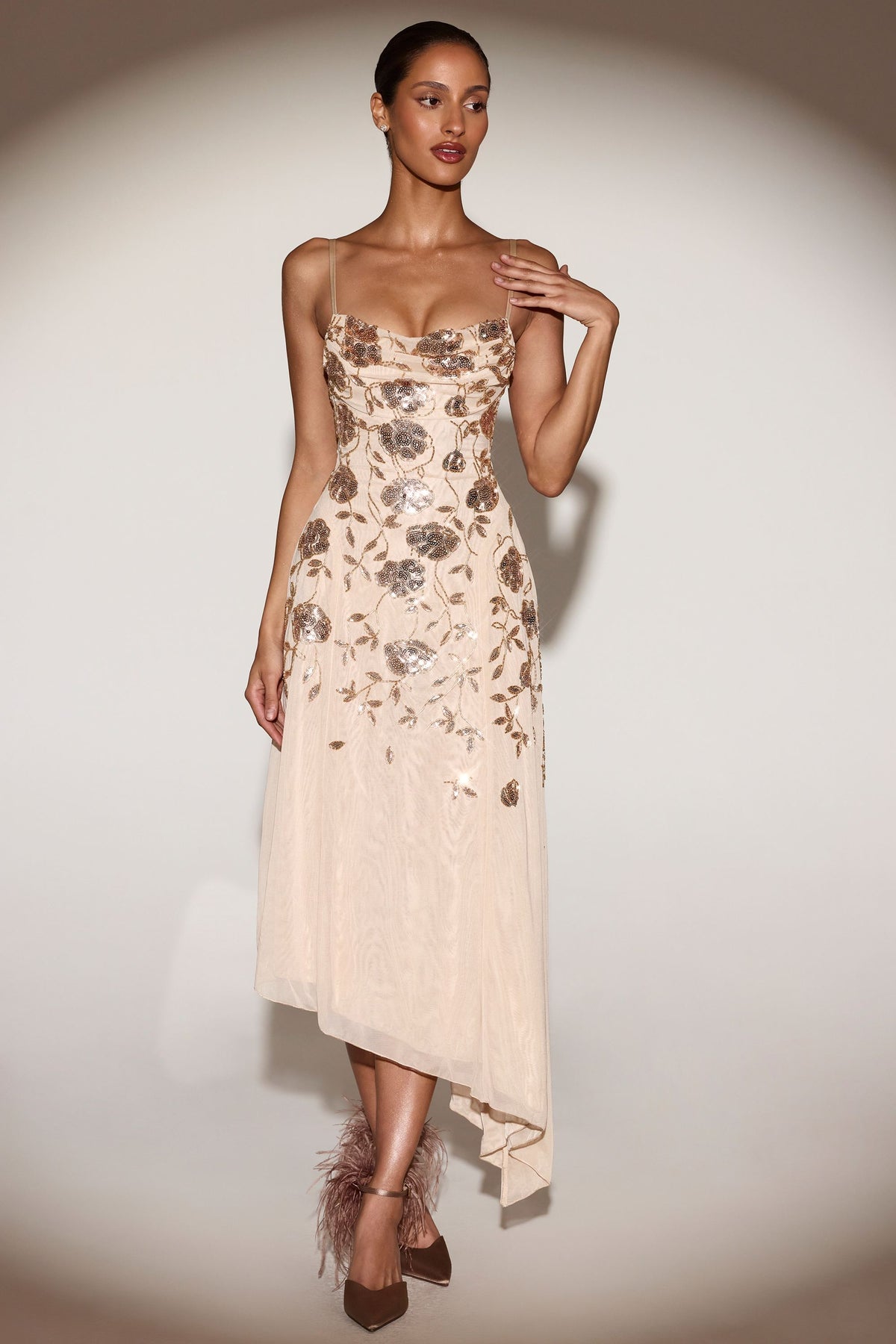 ⁣⁢Verziertes Midaxikleid mit weichem U-Boot-Ausschnitt und asymmetrischem Schnitt in Gold⁤⁣