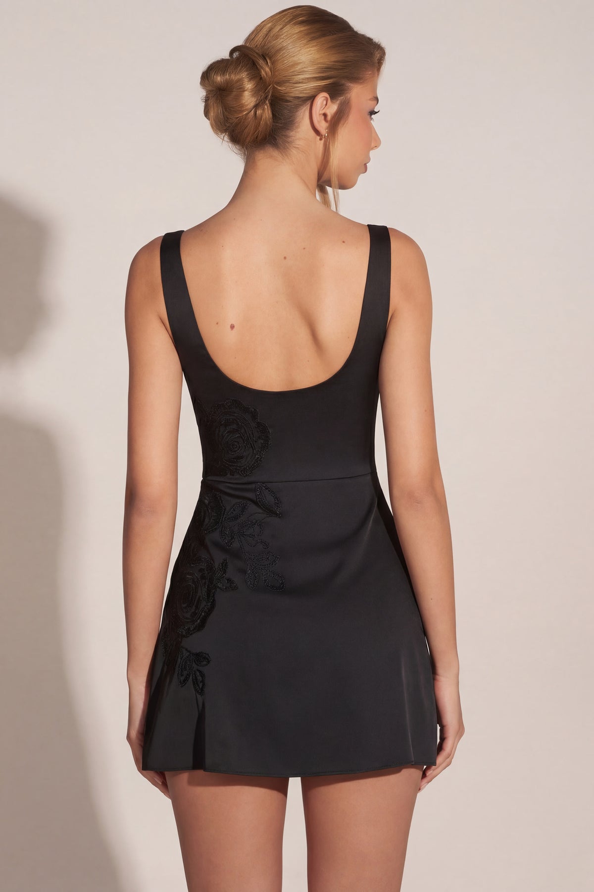 ⁣⁢Verziertes Minikleid mit tiefem Rundhalsausschnitt und figurbetonter Passform in Schwarz⁤⁣
