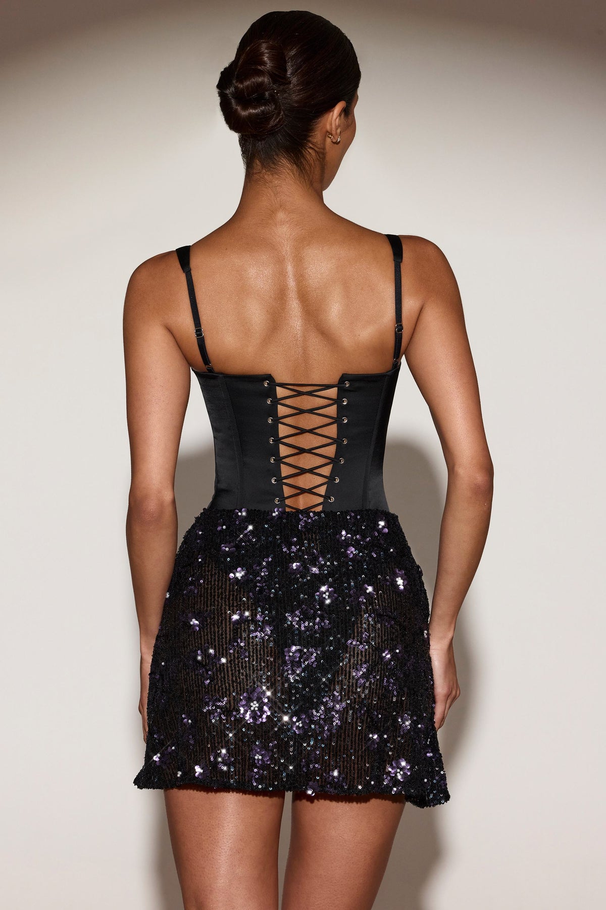 ⁣⁢Satin-Korsett-Minikleid mit Verzierungen in Schwarz-Lila⁤⁣