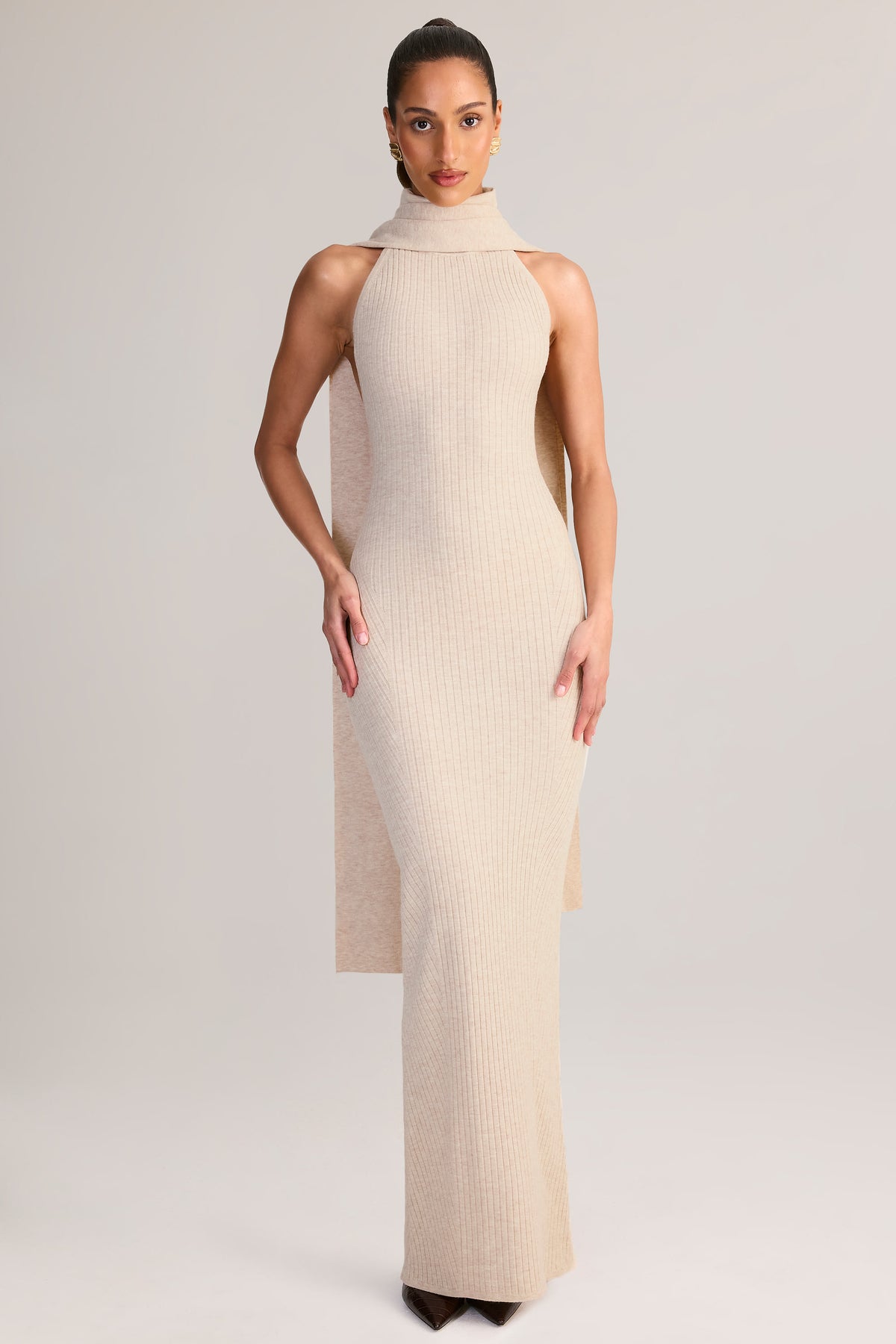 ⁣⁢Maxikleid mit Schal-Detail und Neckholder aus Rippstrick in Creme⁤⁣