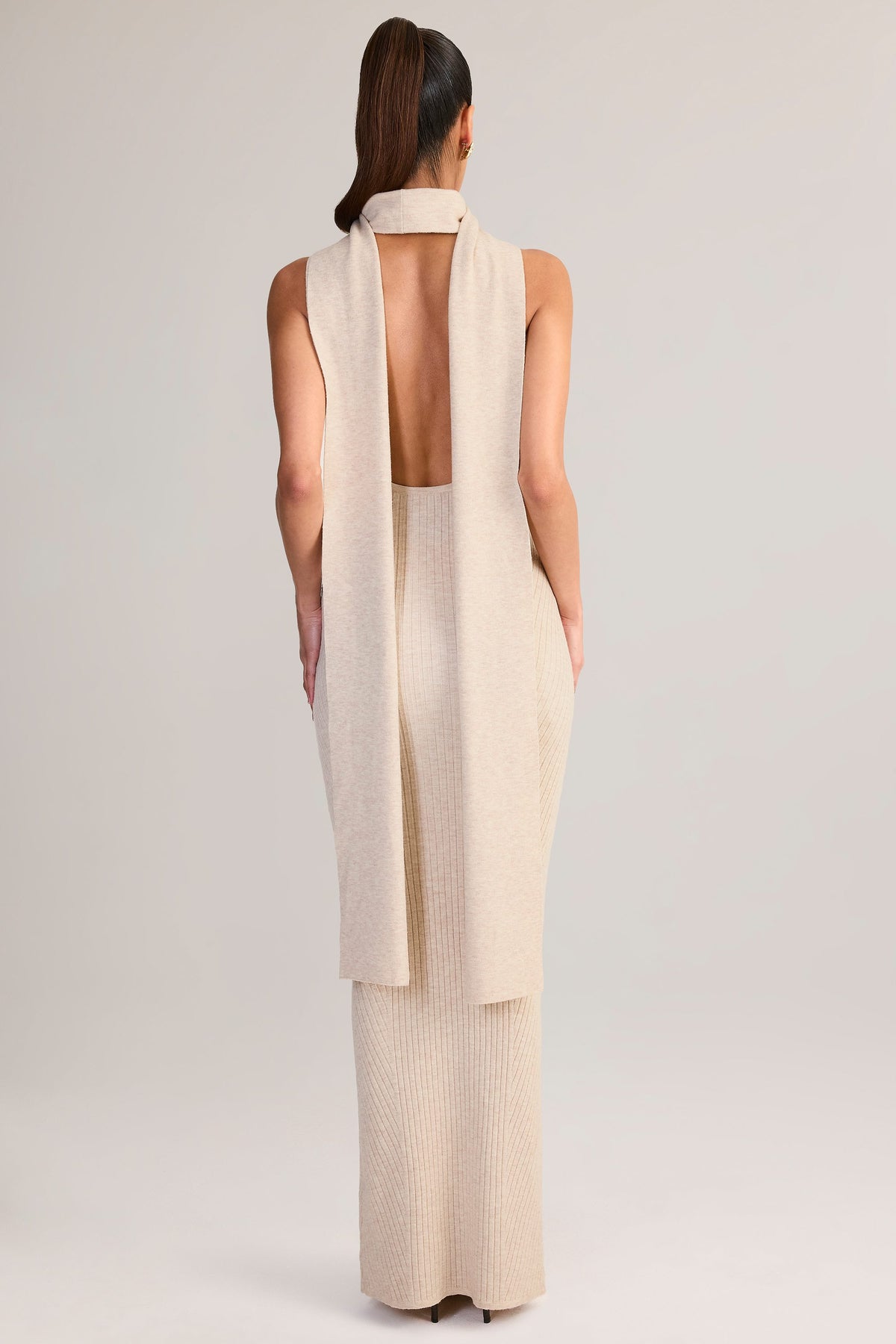 ⁣⁢Maxikleid mit Schal-Detail und Neckholder aus Rippstrick in Creme⁤⁣