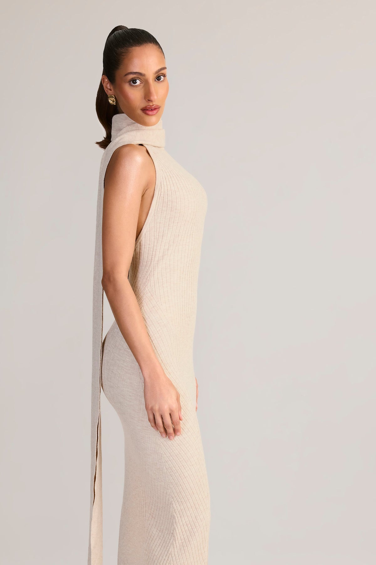 ⁣⁢Maxikleid mit Schal-Detail und Neckholder aus Rippstrick in Creme⁤⁣