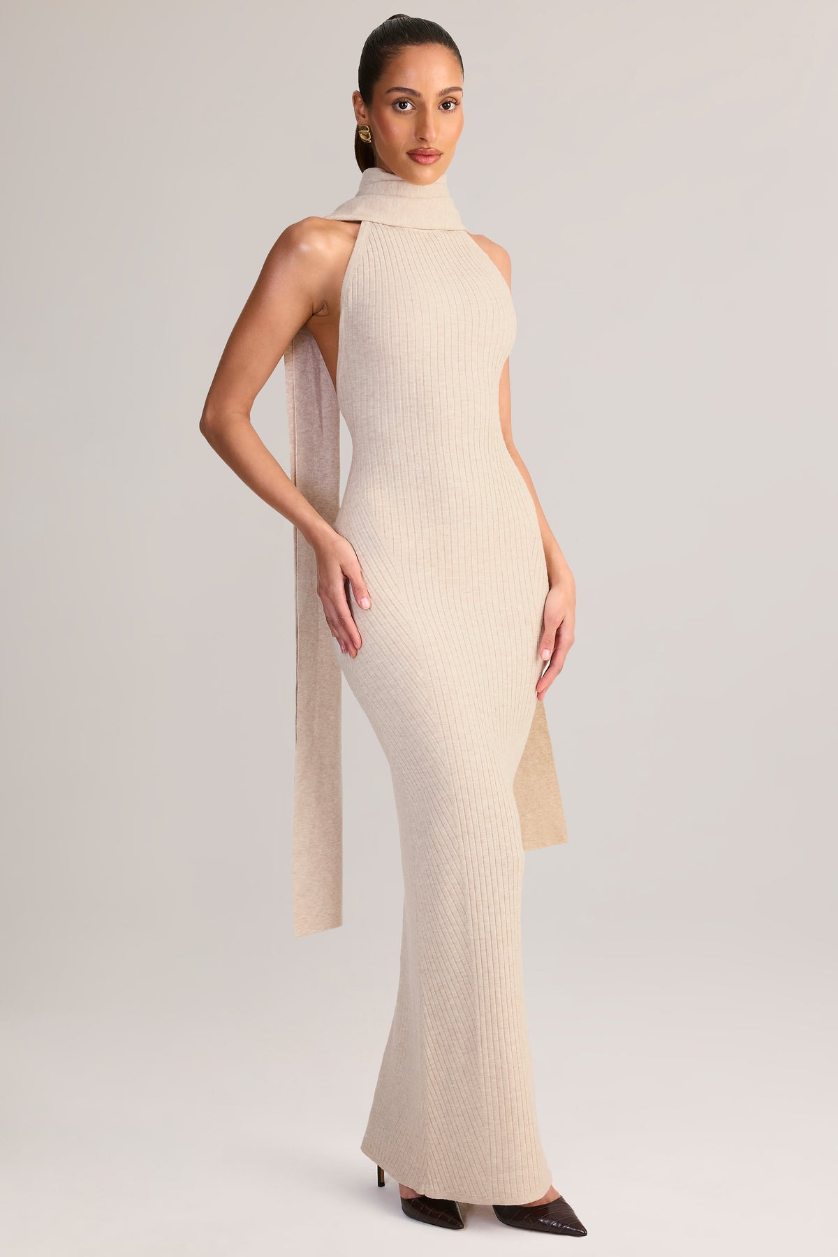 ⁣⁢Maxikleid mit Schal-Detail und Neckholder aus Rippstrick in Creme⁤⁣