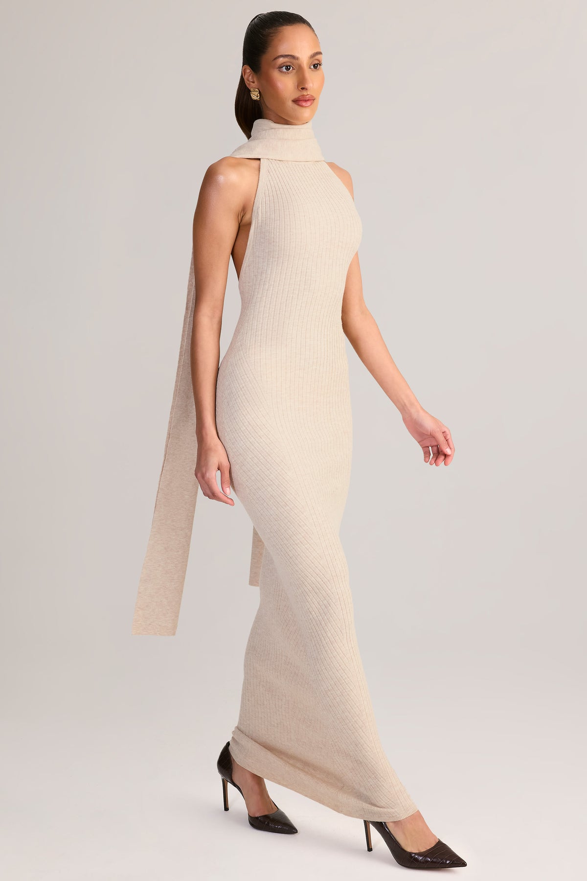 ⁣⁢Maxikleid mit Schal-Detail und Neckholder aus Rippstrick in Creme⁤⁣
