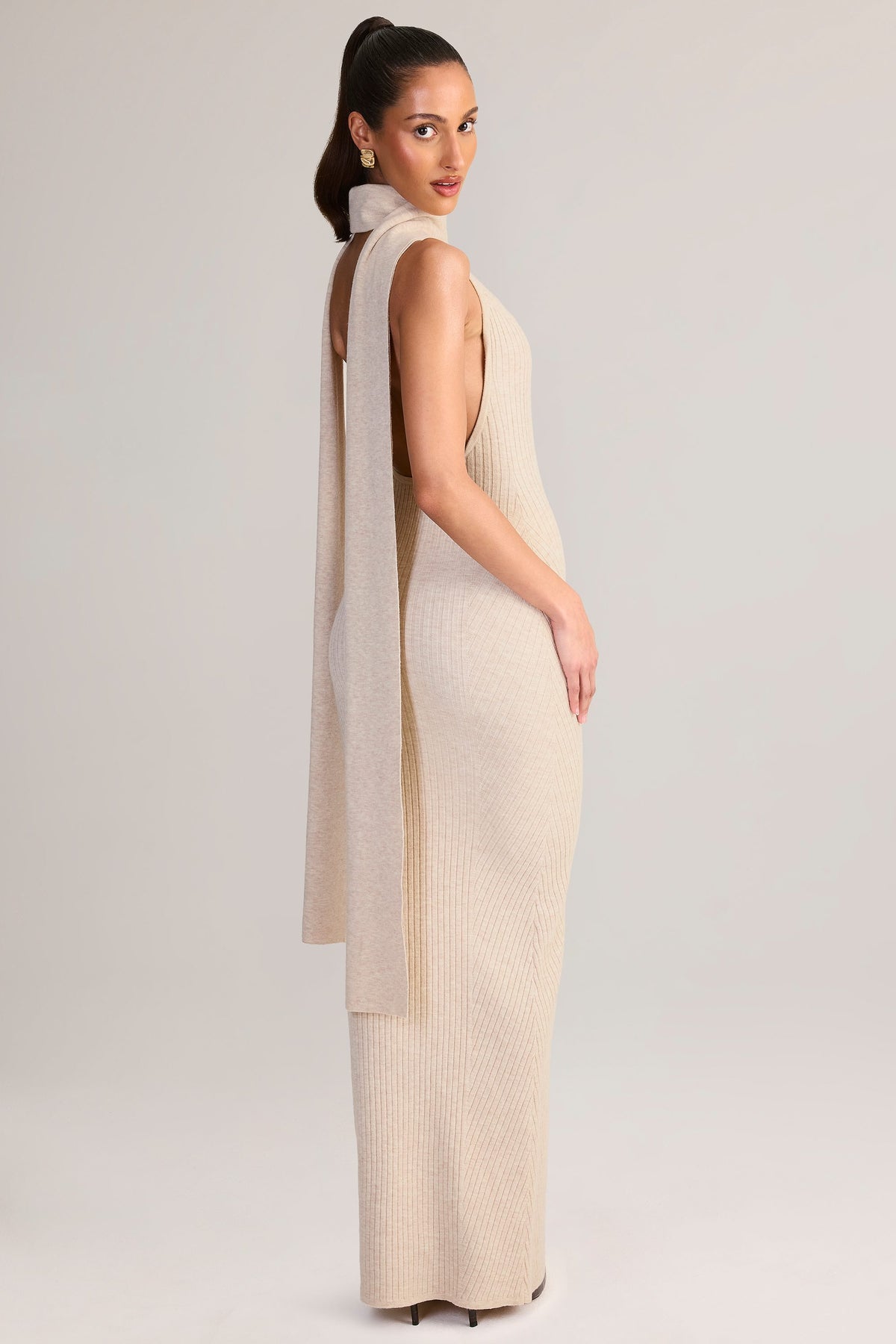 ⁣⁢Maxikleid mit Schal-Detail und Neckholder aus Rippstrick in Creme⁤⁣