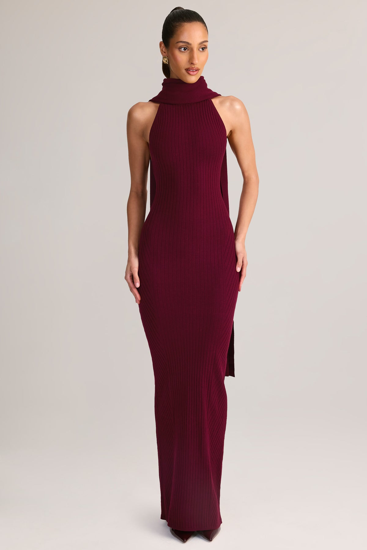 ⁣⁢Maxikleid mit Neckholder und Schal-Detail aus Rippstrick in Weinrot⁤⁣
