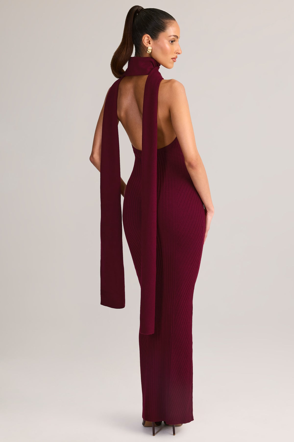 ⁣⁢Maxikleid mit Neckholder und Schal-Detail aus Rippstrick in Weinrot⁤⁣