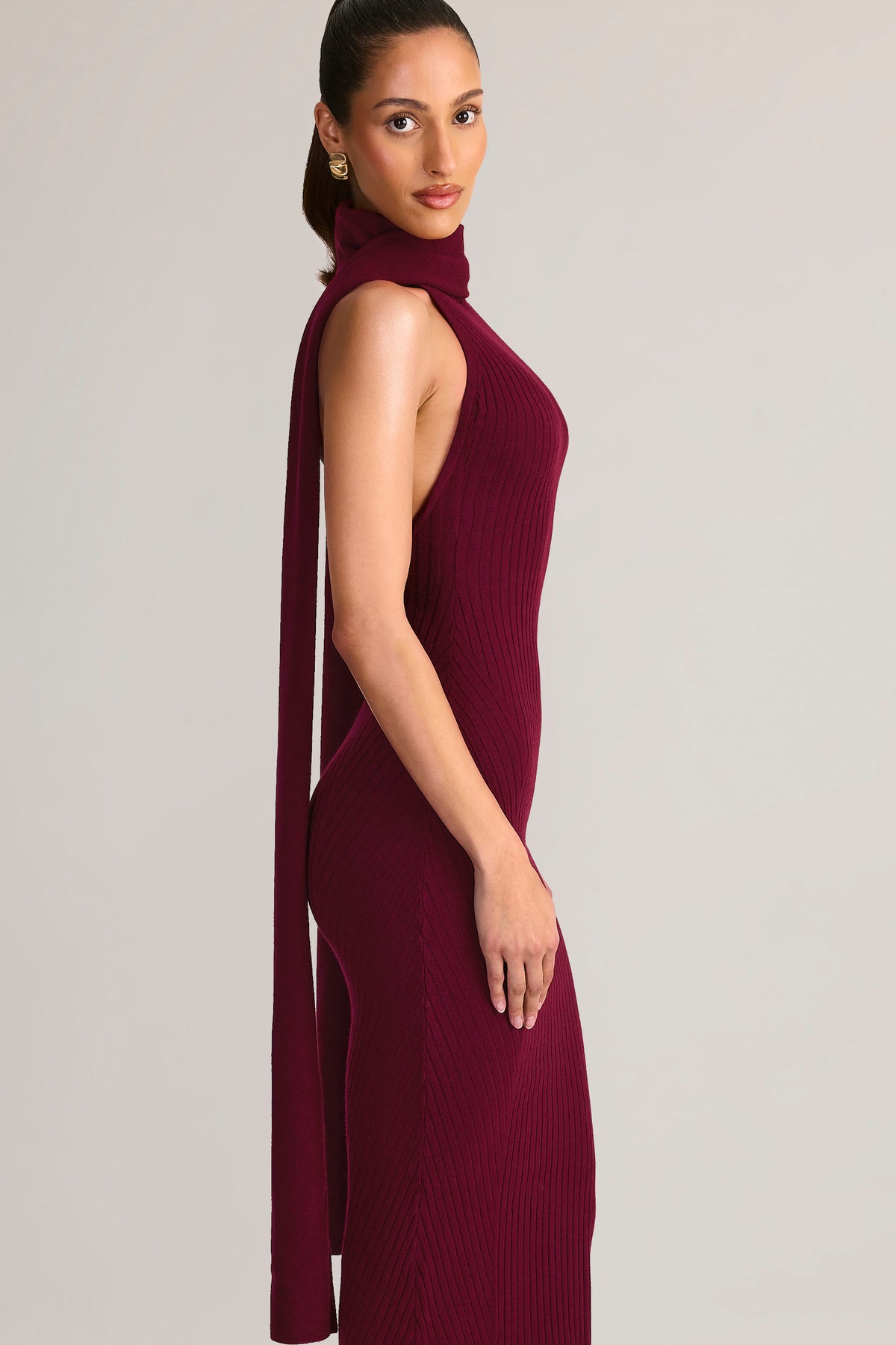 ⁣⁢Maxikleid mit Neckholder und Schal-Detail aus Rippstrick in Weinrot⁤⁣