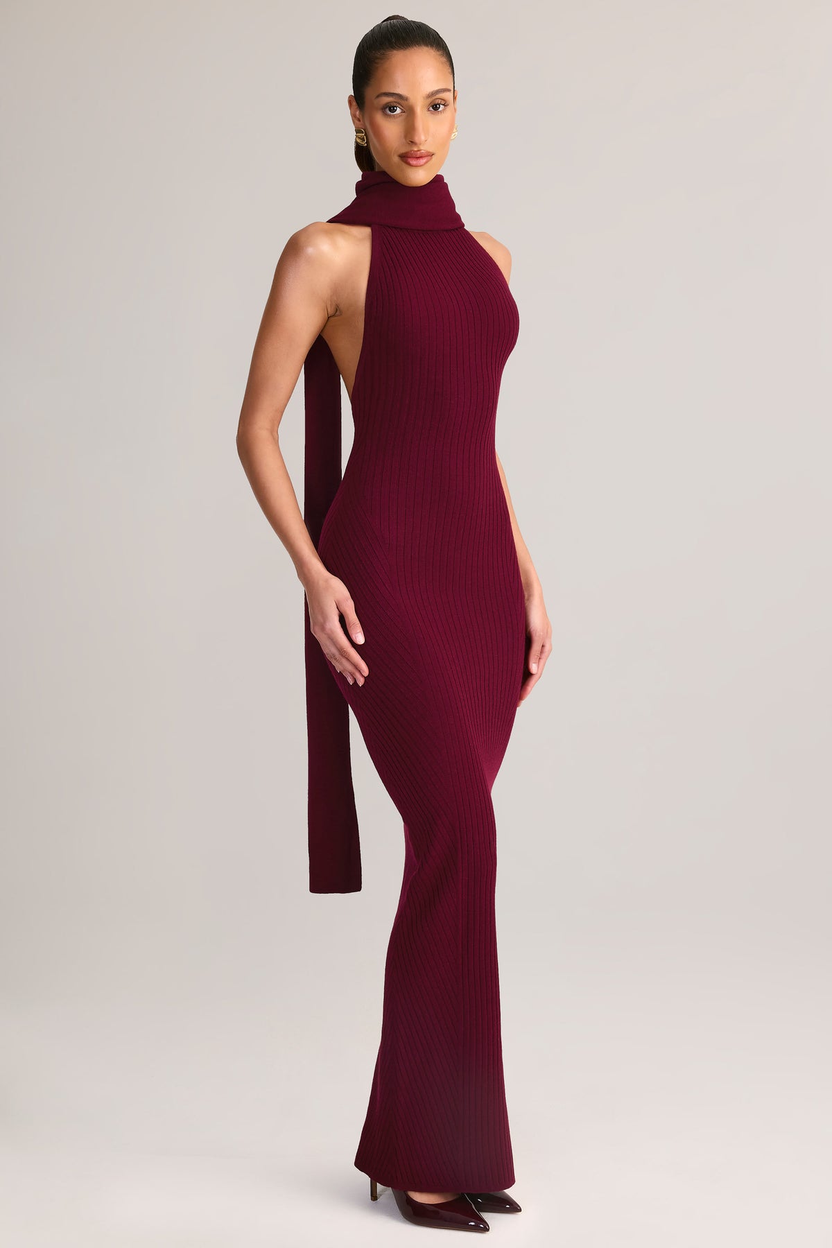 ⁣⁢Maxikleid mit Neckholder und Schal-Detail aus Rippstrick in Weinrot⁤⁣