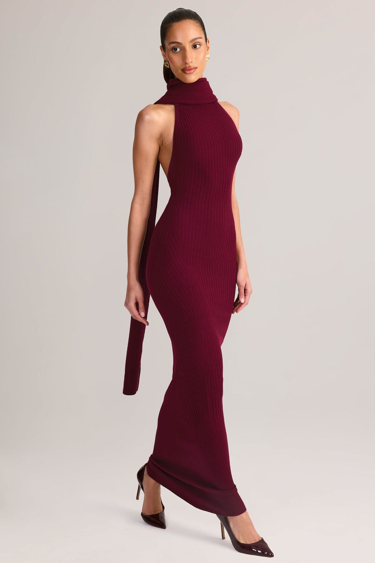 ⁣⁢Maxikleid mit Neckholder und Schal-Detail aus Rippstrick in Weinrot⁤⁣