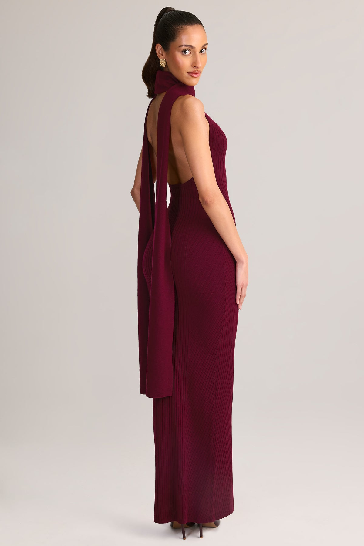 ⁣⁢Maxikleid mit Neckholder und Schal-Detail aus Rippstrick in Weinrot⁤⁣