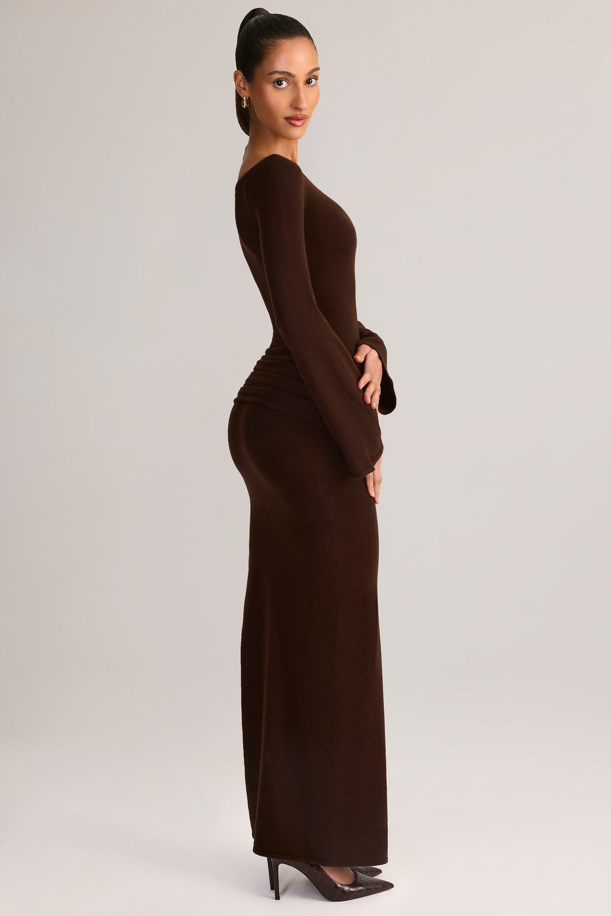 ⁣⁢Langarm-Maxikleid aus Rippstrick mit U-Boot-Ausschnitt in Schokoladenbraun⁤⁣