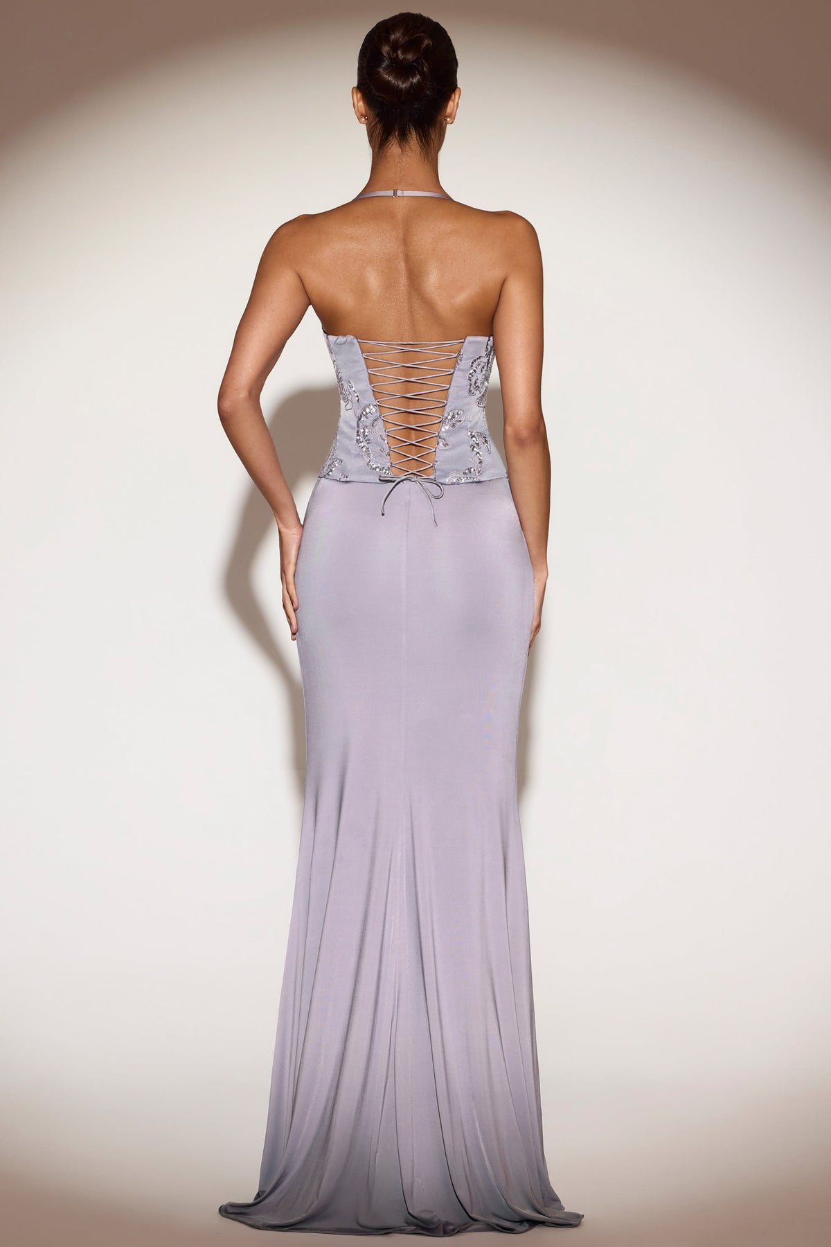 ⁣⁢Verziertes Kleid mit Wasserfallausschnitt und Rüschen in Flieder⁤⁣