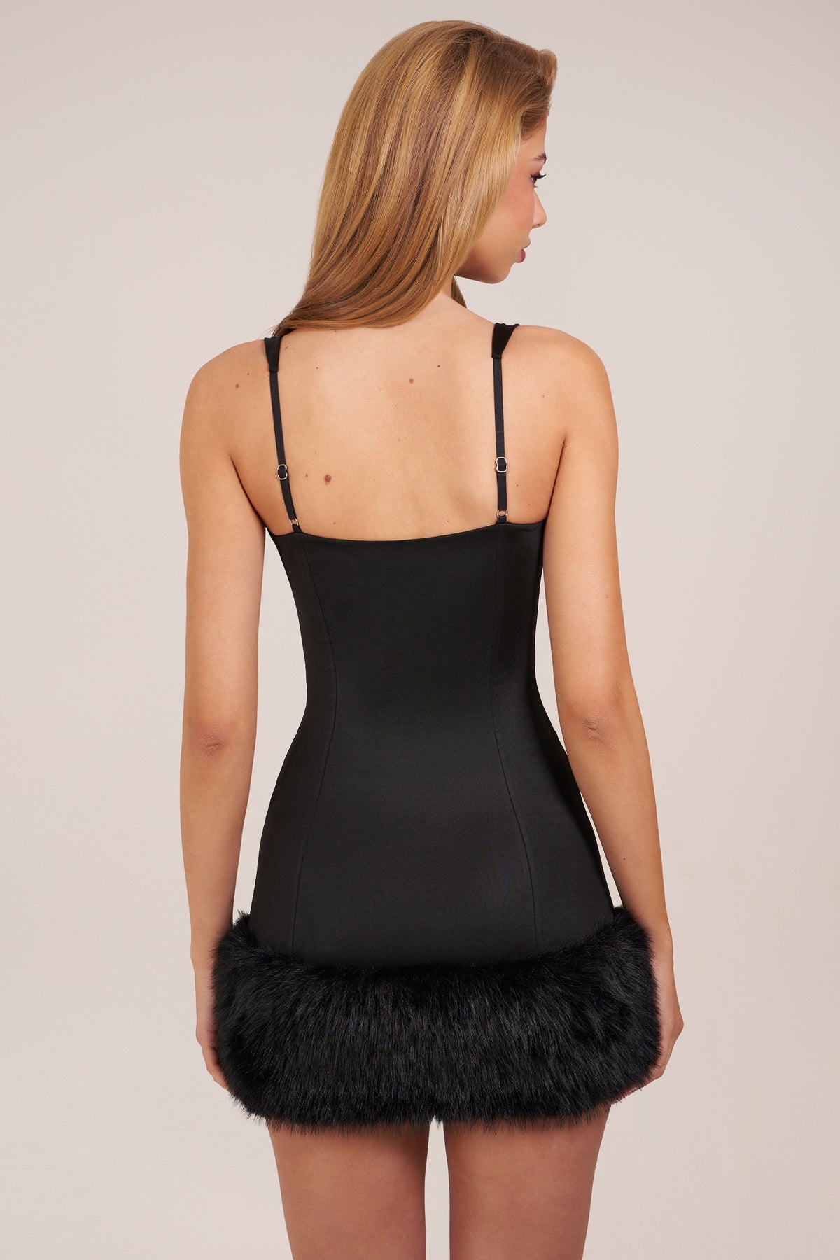 ⁣⁢Satin-Korsett-Minikleid mit Karree-Ausschnitt und Kunstfell in Schwarz⁤⁣