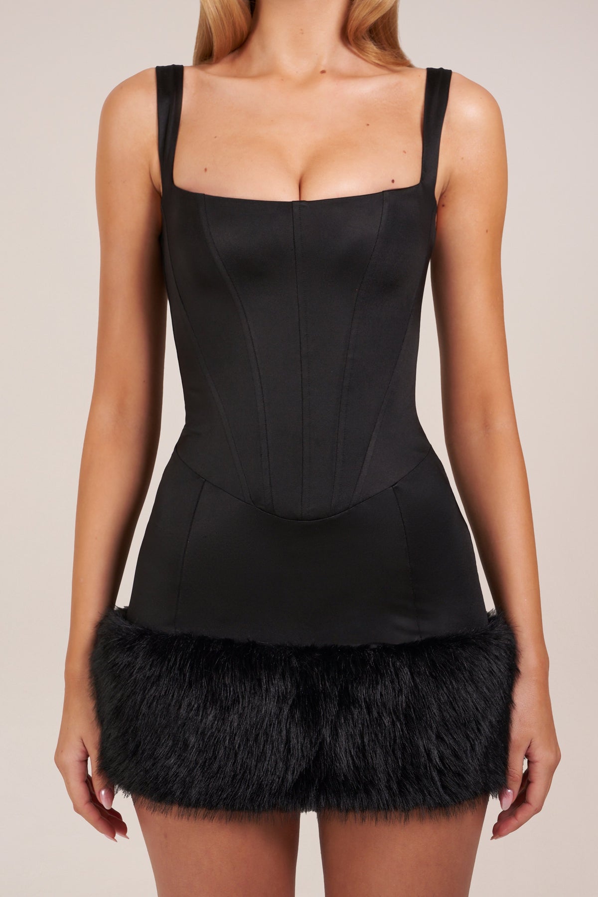 ⁣⁢Satin-Korsett-Minikleid mit Karree-Ausschnitt und Kunstfell in Schwarz⁤⁣