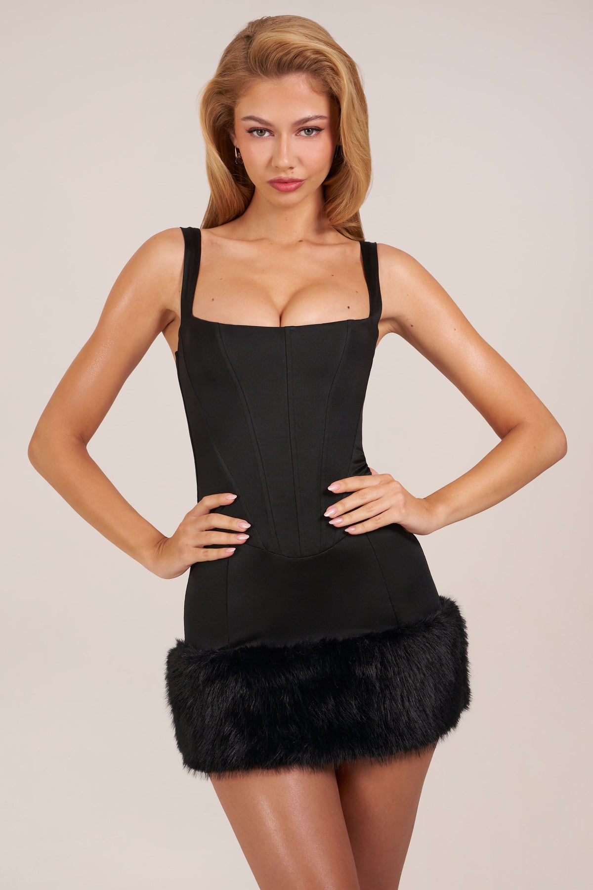 ⁣⁢Satin-Korsett-Minikleid mit Karree-Ausschnitt und Kunstfell in Schwarz⁤⁣