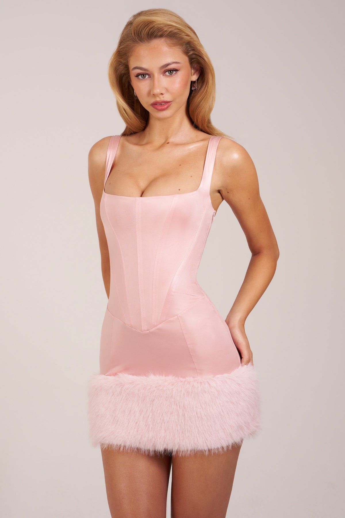 ⁣⁢Satin-Korsett-Minikleid mit eckigem Ausschnitt und Kunstfell in Rosé⁤⁣