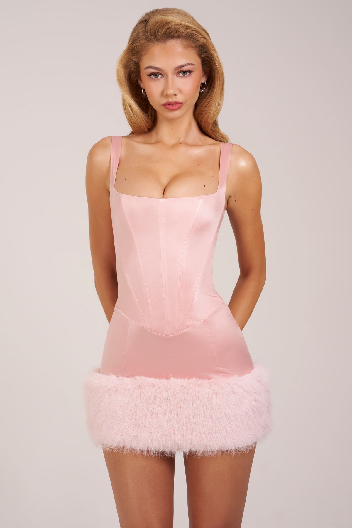 ⁣⁢Satin-Korsett-Minikleid mit eckigem Ausschnitt und Kunstfell in Rosé⁤⁣