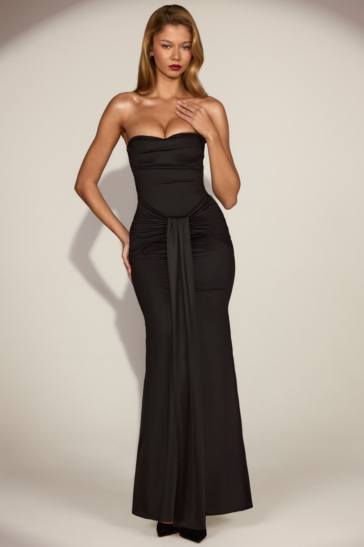 ⁣⁢Satin Bandeau-Abendkleid mit Peekaboo-Details und Drapierung in Schwarz⁤⁣