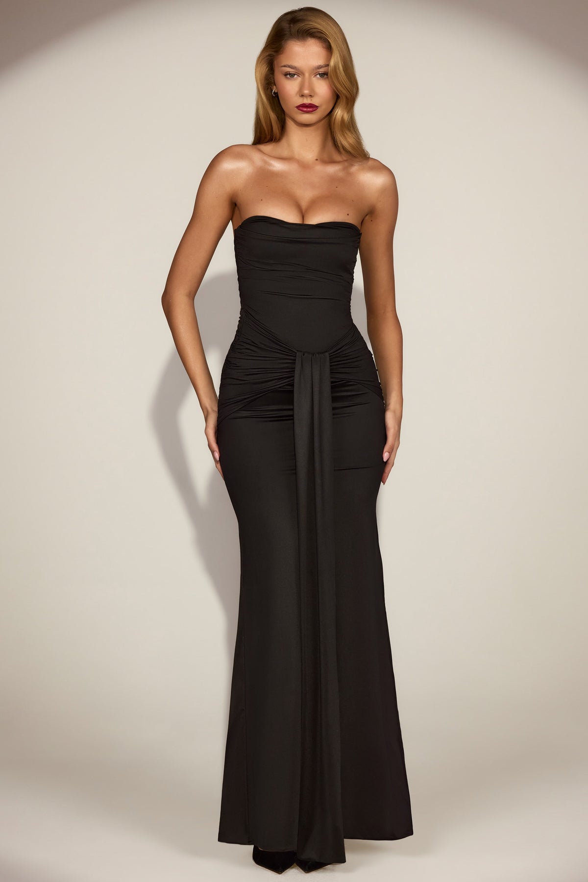 ⁣⁢Satin Bandeau-Abendkleid mit Peekaboo-Details und Drapierung in Schwarz⁤⁣