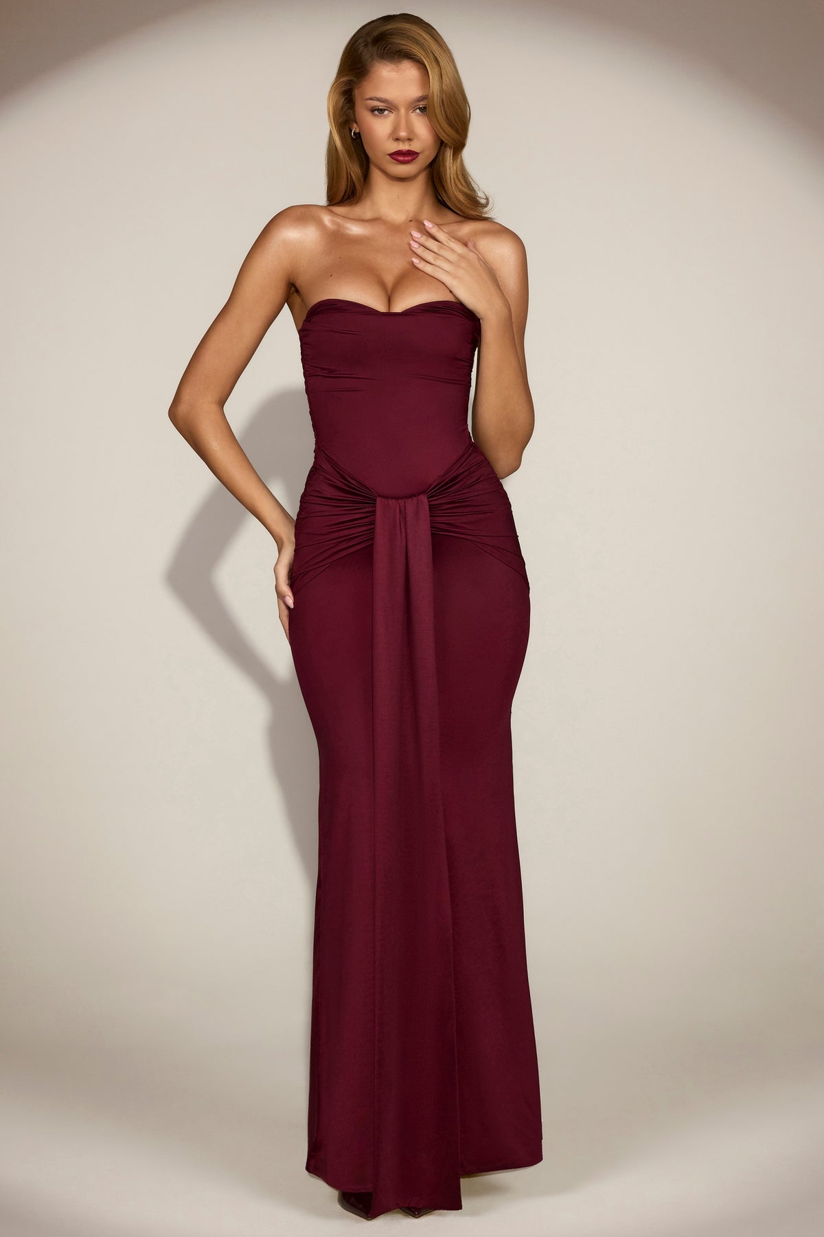 ⁣⁢Satin Peekaboo Bandeau Draped Gown in Weinrot⁤⁣