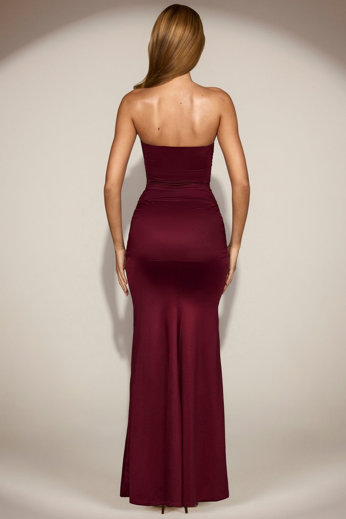 ⁣⁢Satin Peekaboo Bandeau Draped Gown in Weinrot⁤⁣