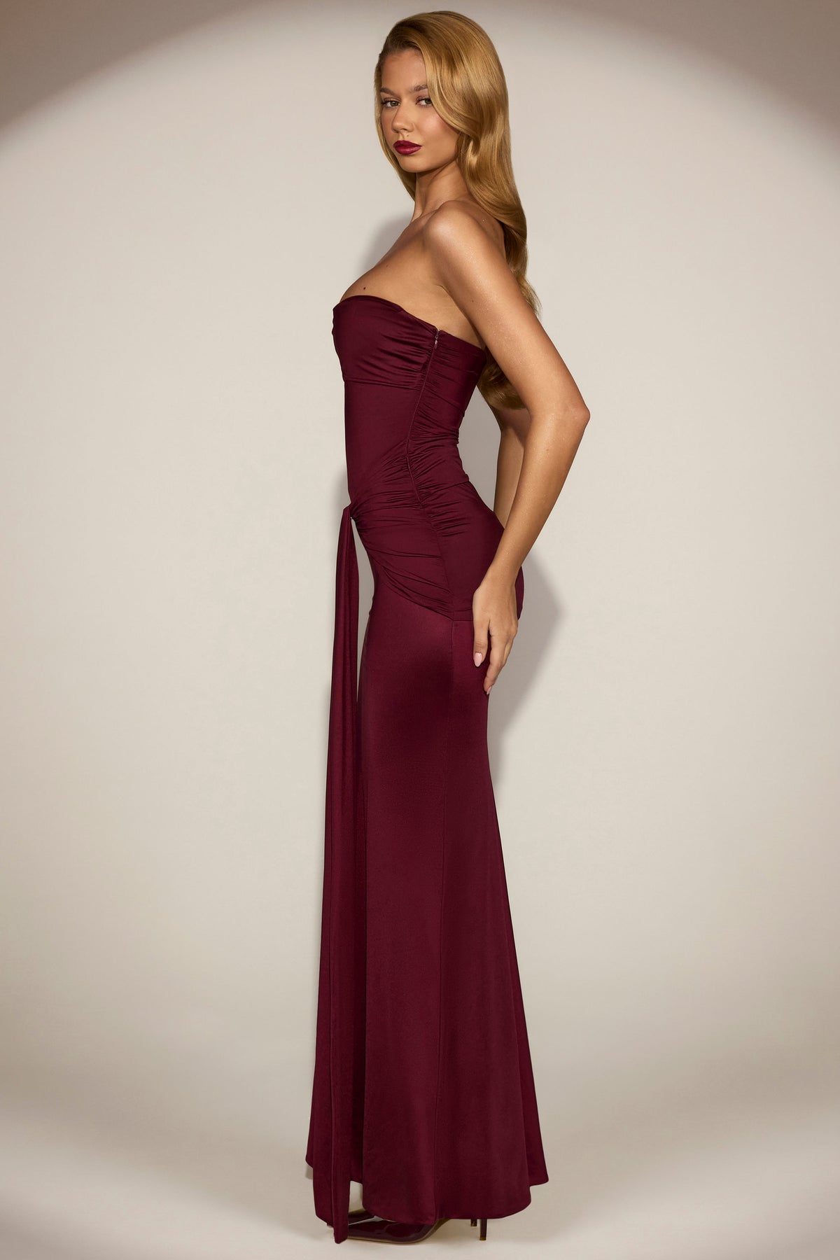 ⁣⁢Satin Peekaboo Bandeau Draped Gown in Weinrot⁤⁣