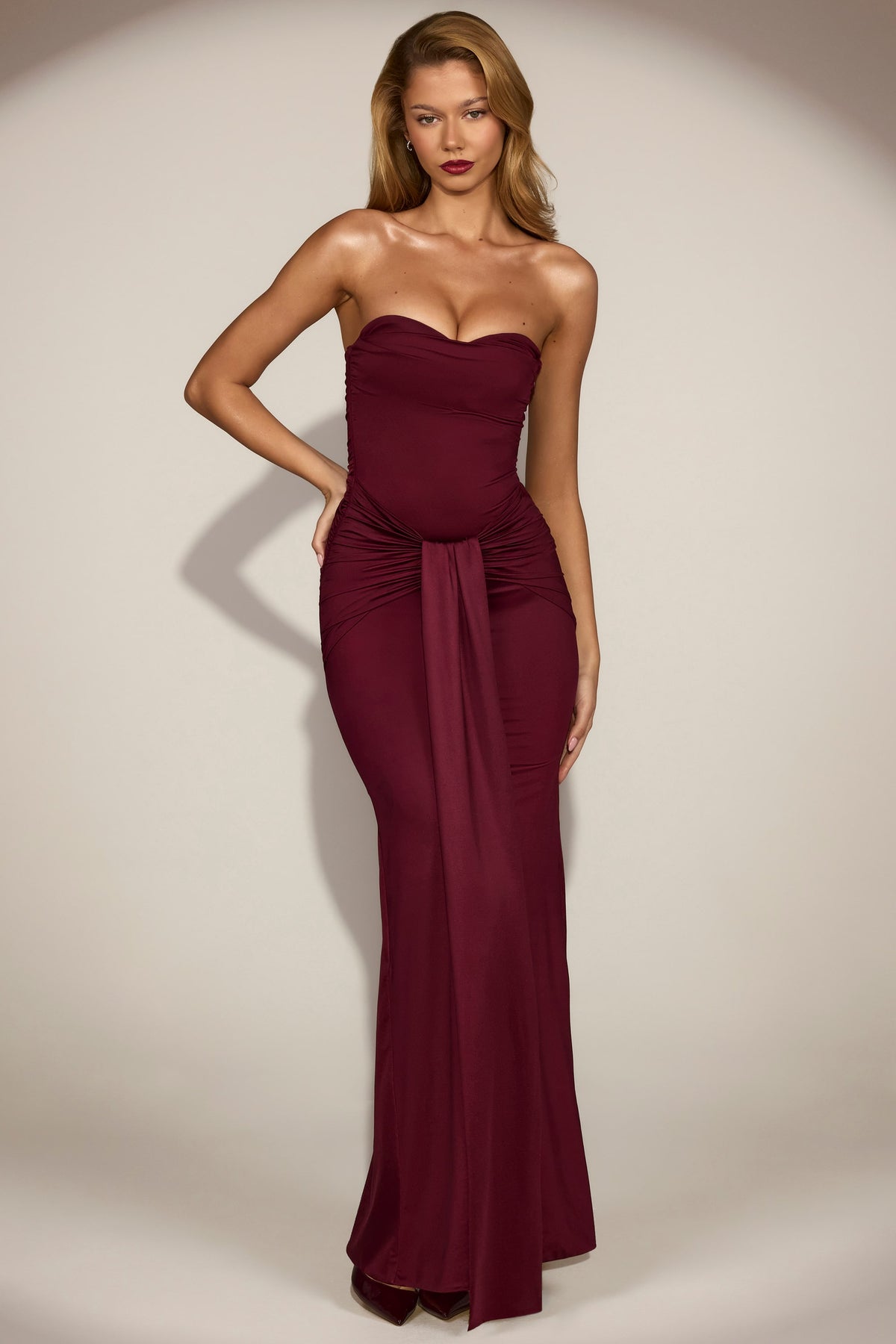 ⁣⁢Satin Peekaboo Bandeau Draped Gown in Weinrot⁤⁣