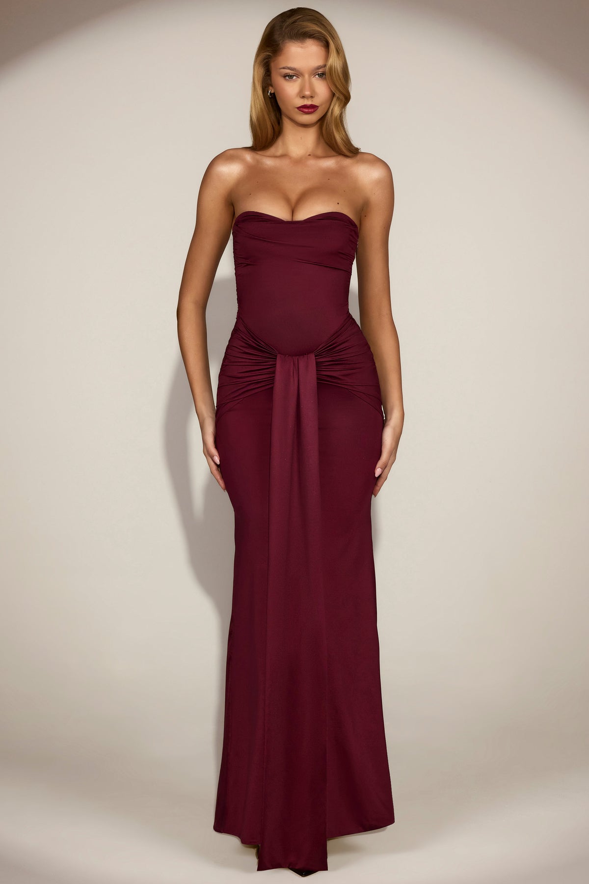 ⁣⁢Satin Peekaboo Bandeau Draped Gown in Weinrot⁤⁣