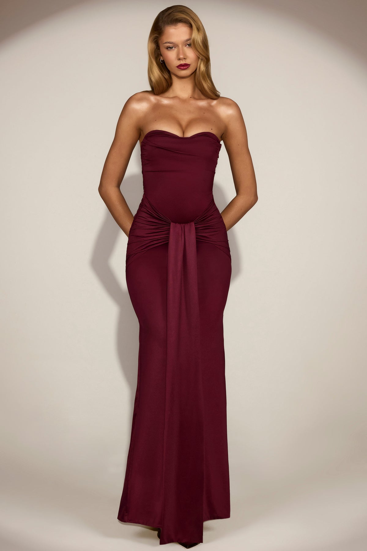 ⁣⁢Satin Peekaboo Bandeau Draped Gown in Weinrot⁤⁣