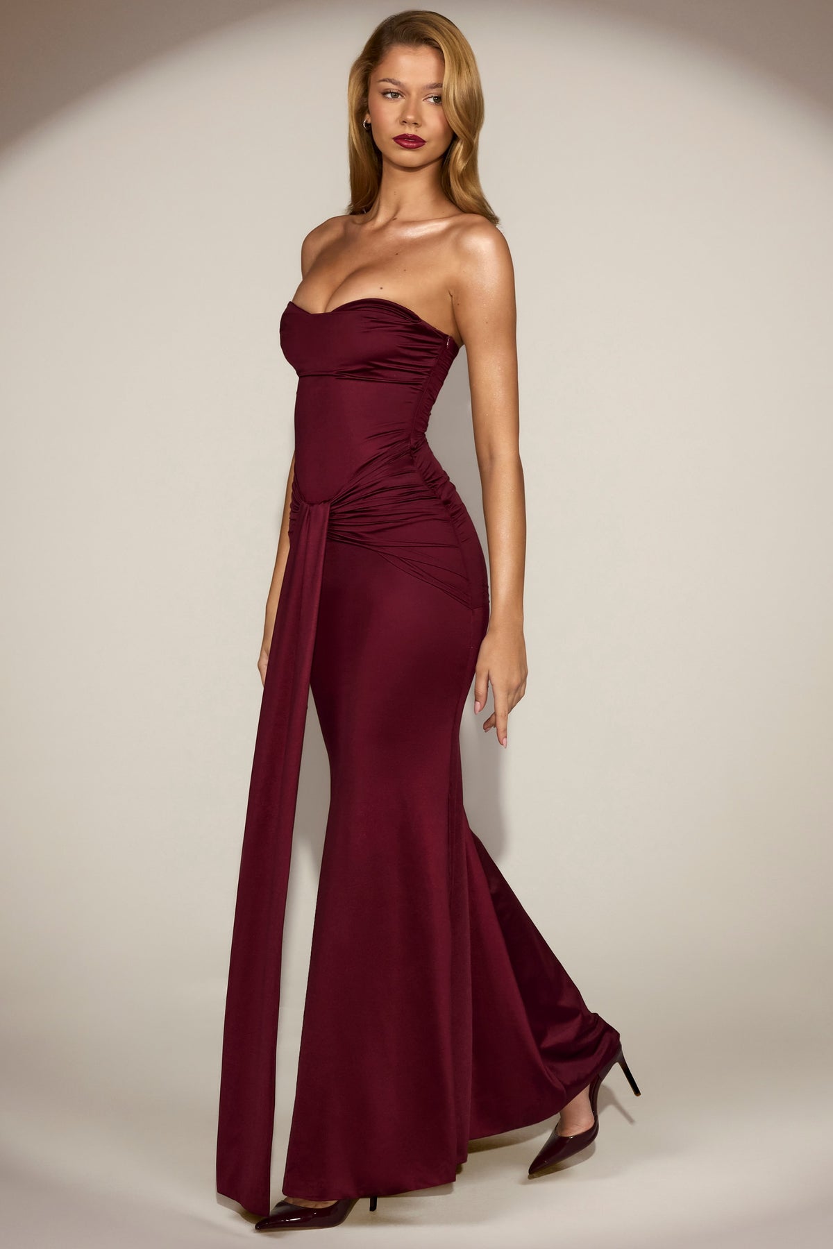 ⁣⁢Satin Peekaboo Bandeau Draped Gown in Weinrot⁤⁣